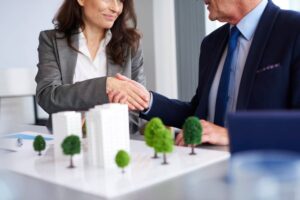 La digitalización ha transformado cómo se promocionan y venden propiedades, haciendo indispensable contar con profesionales especializados.