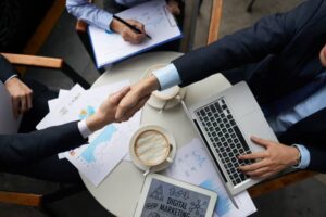 HubSpot representa una solución integral que va más allá del CRM tradicional, ofreciendo un ecosistema completo que abarca marketing, ventas y servicio al cliente.
