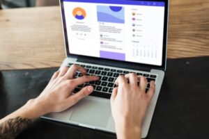 Aumentar el presupuesto en publicidad digital puede generar mayor visibilidad y tráfico, pero esto no siempre se traduce en más conversiones.