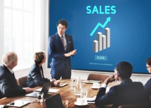 Kommo CRM destaca entre las opciones del mercado como una plataforma completa que va más allá de automatizar respuestas