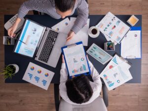 Una agencia de marketing confiable debe proporcionar reportes periódicos con datos claros y explicaciones detalladas sobre el rendimiento de sus estrategias.